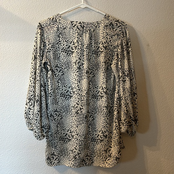 Zac & Rachel vneck blouse size small - Picture 6 of 6